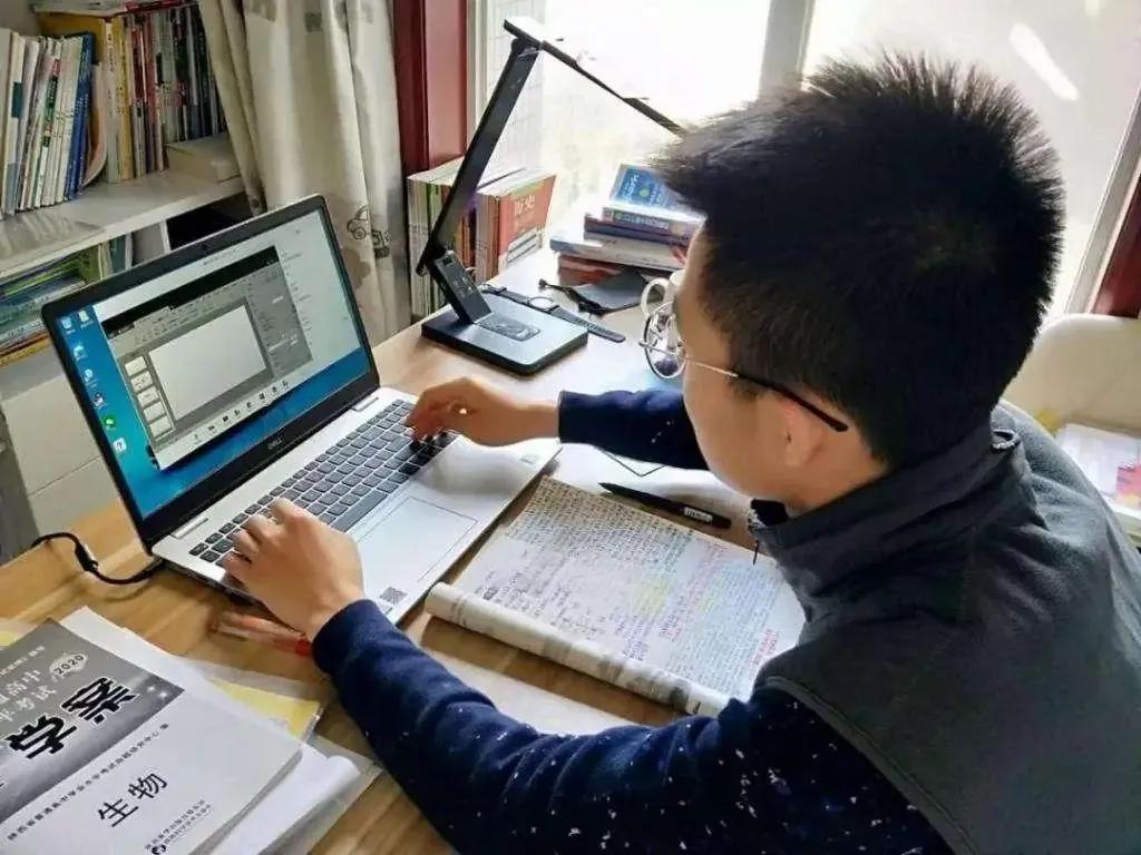 中学生如何克服网课学习的不适,一天听完所有网课