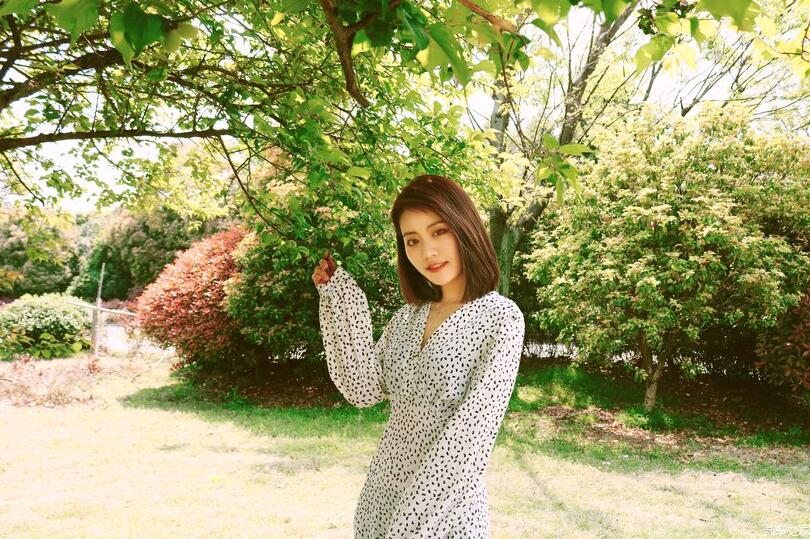 香车美女喜提爱车,香车美女提车