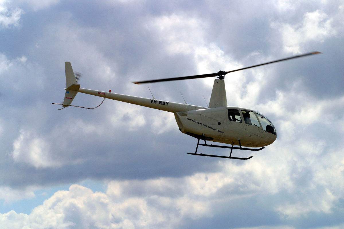 直升机螺旋桨的叶片是水平的吗,直升机螺旋桨两片桨叶