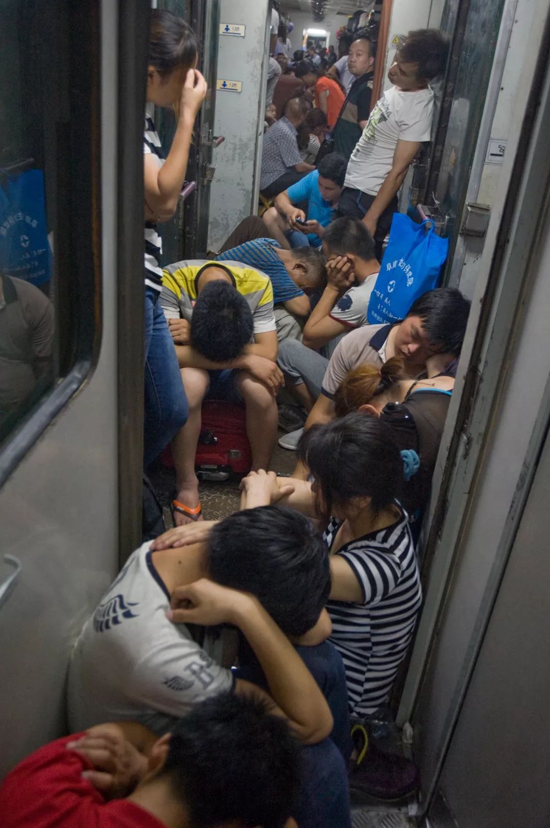 孩子坐绿皮火车看人世百态,绿皮火车才能反映生活百态