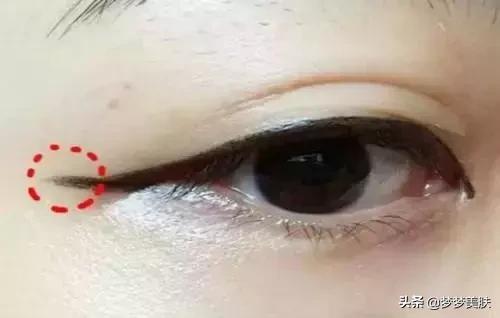 不仅丑还特别显老，男人看了都反感，化妆的女人注意了，别踩雷