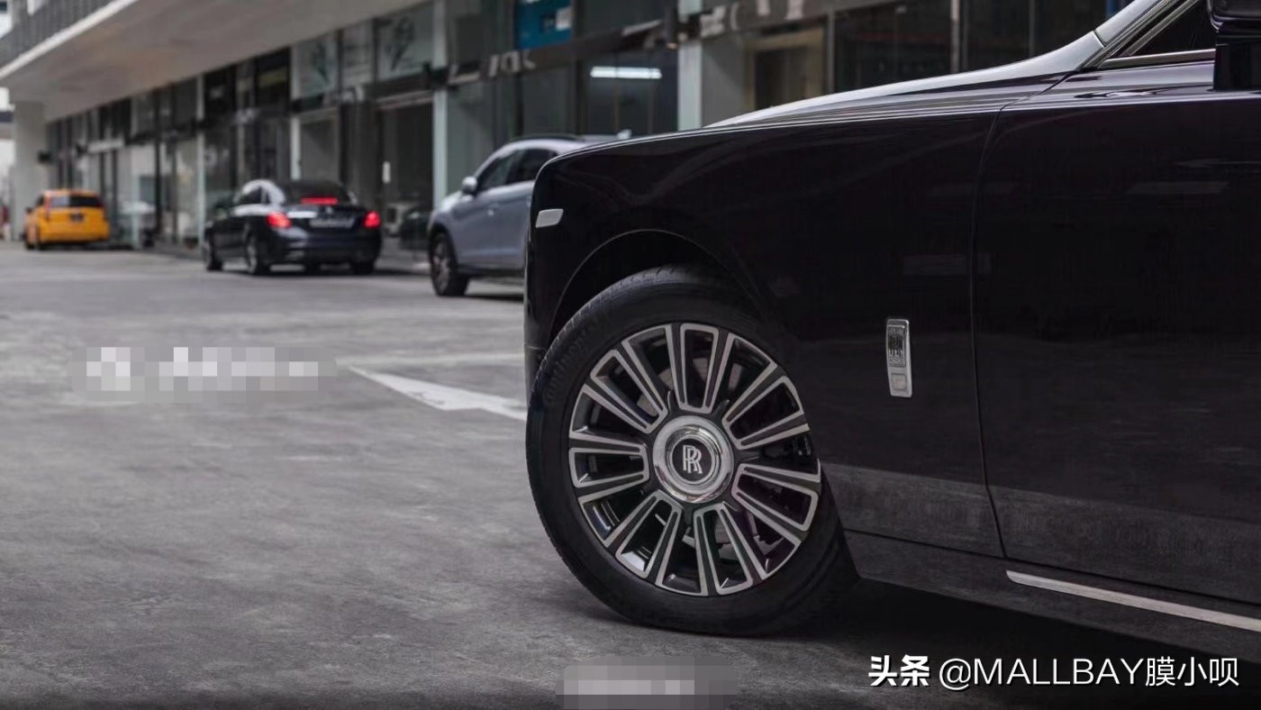 劳斯莱斯幻影新款暗紫色黑色双拼,劳斯莱斯幻影2022双拼价格