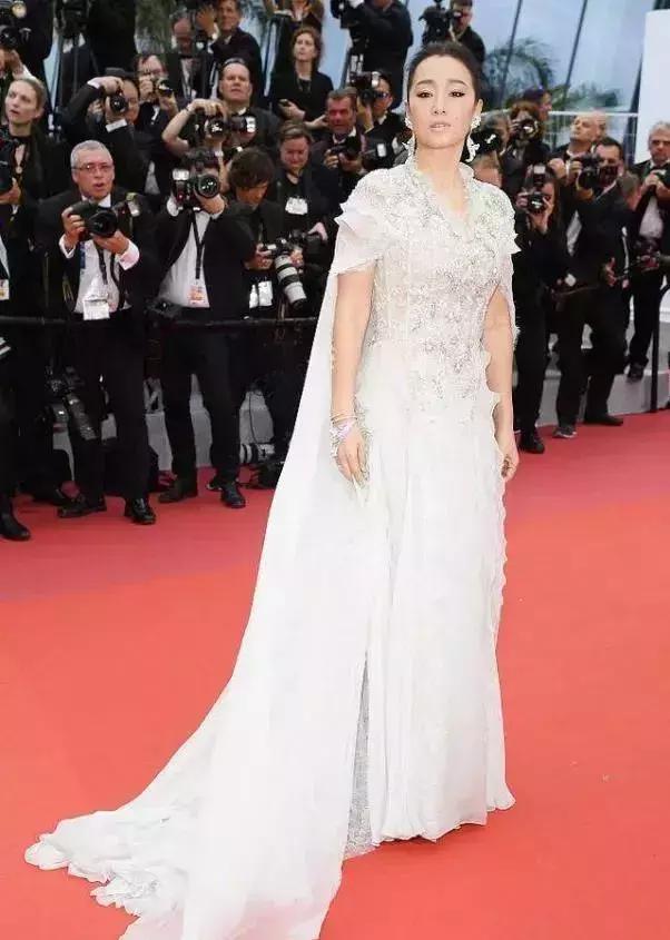 还在靠大红唇来提升气场？想做女王，裸色唇膏一样能做到