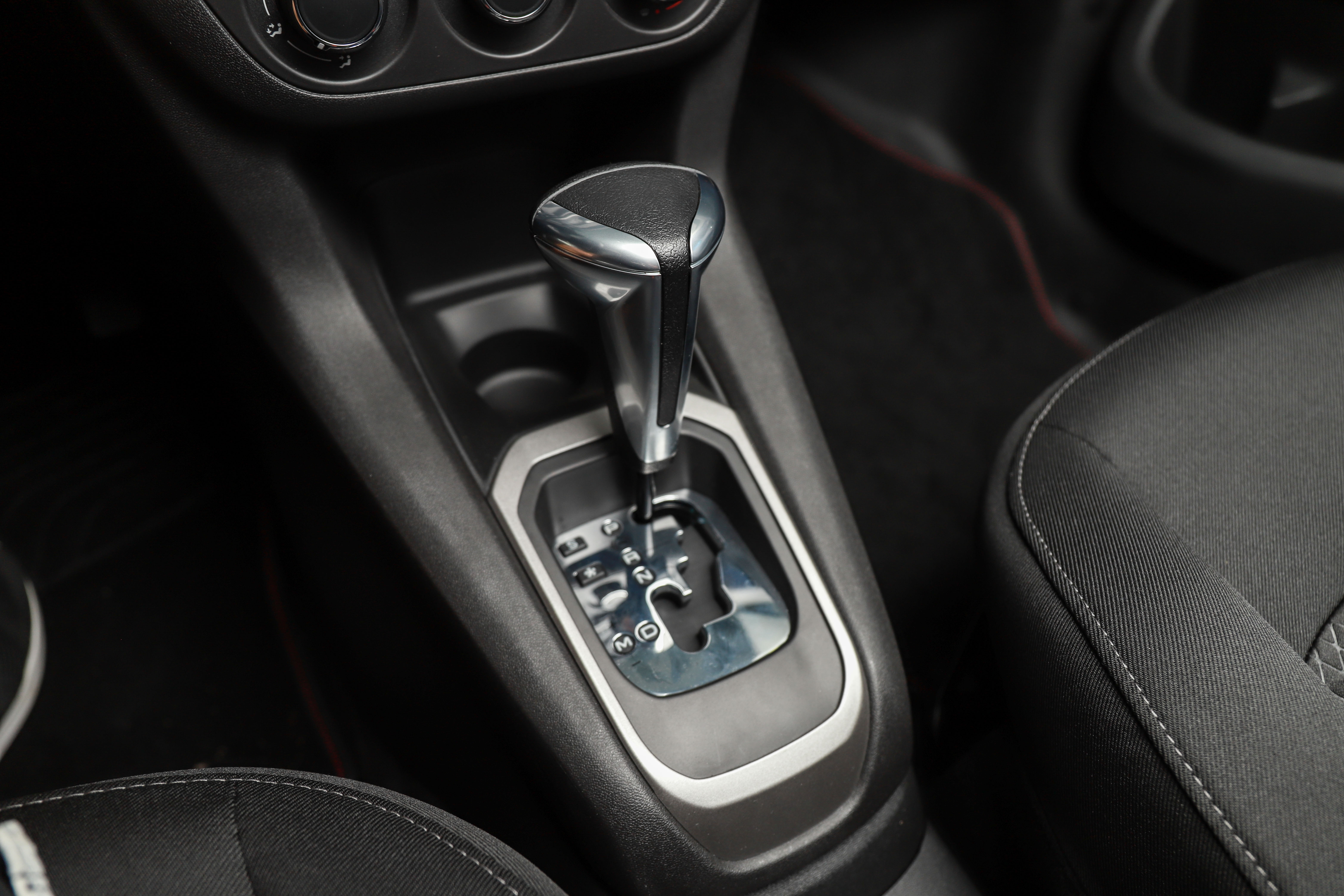 飞度和爱丽舍哪个值得买,雪铁龙爱丽舍对比飞度