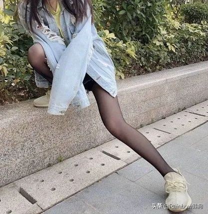 我穿搭学抖音钟爱黑丝配AJ这个社交娱乐至上的时代有何不可?