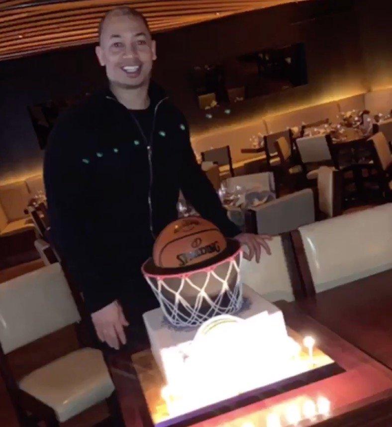 湖人三连冠成员泰伦卢,泰伦卢晒湖人主题蛋糕