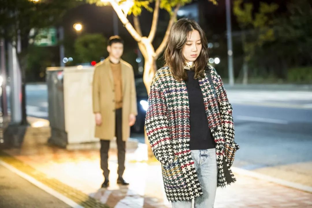 韩剧女主连衣裙穿搭,韩剧中冬天碎花半身裙