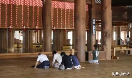 古时一农妇宣称神明附体，创立教会，如今控制了日本的一座城