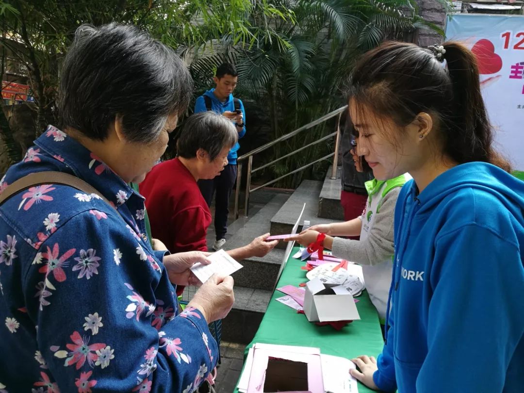 海珠|握手、拥抱、礼节性接吻不会感染艾滋病,但是这些行为会!