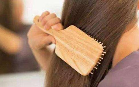 头发变脆容易断怎么回事,头发容易断用什么洗发水