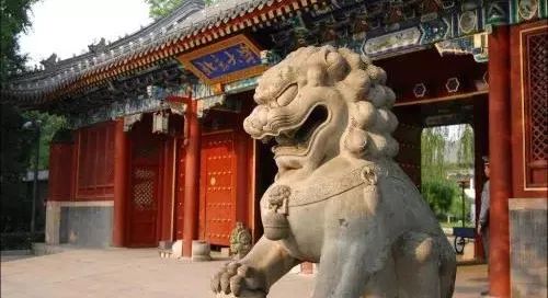 “外国语大学”千万别翻译为“ForeignLanguagesUniversity”!