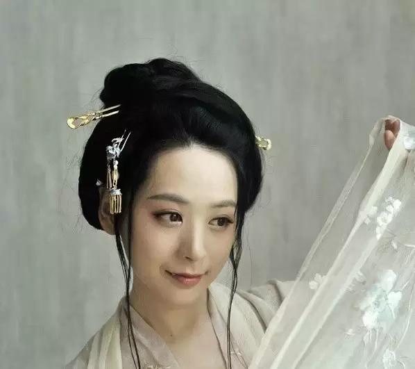 她用传承四千年的錾花技术，复原了红楼首饰