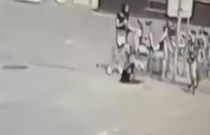 小孩掉下水道井盖被路人飞速救起,男孩踩中破损井盖多方联动施救