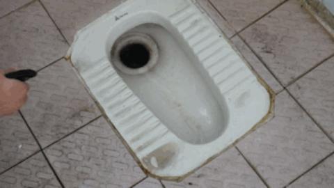 往脚上涂花露水会怎么样,花露水喷脚上有什么用