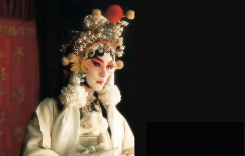 对程蝶衣恩将仇报的小四，27年后已两鬓斑白，但气质依旧如兰