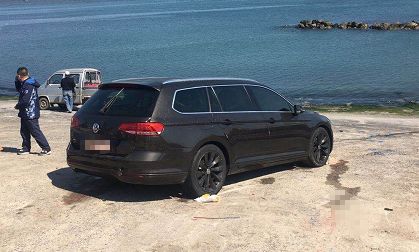 没停住！大连一辆SUV冲向海里 司机：车是借的