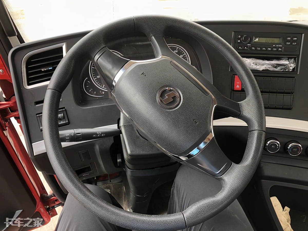 陕汽德龙新款m3000天然气车,德龙m3000牵引车拉大件