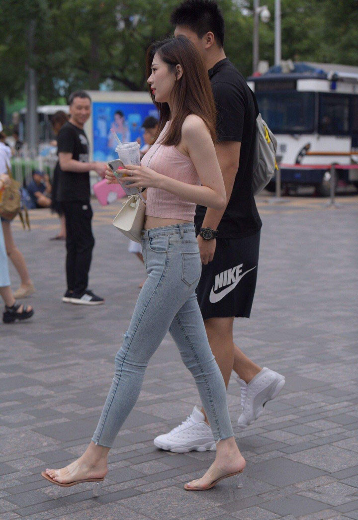 不仔细看，还以为脚踩空了，这172cm身高让人自卑吧？