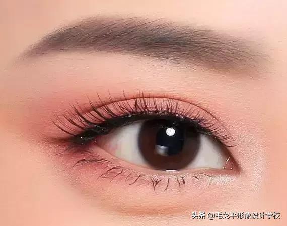 眼妆怎么画显大又干净的眼影颜色,怎样用四种颜色眼影画出酷的眼妆