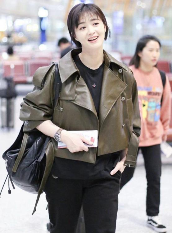 钟丽缇短裙短裤出席活动,钟丽缇机场照穿绿色裤子