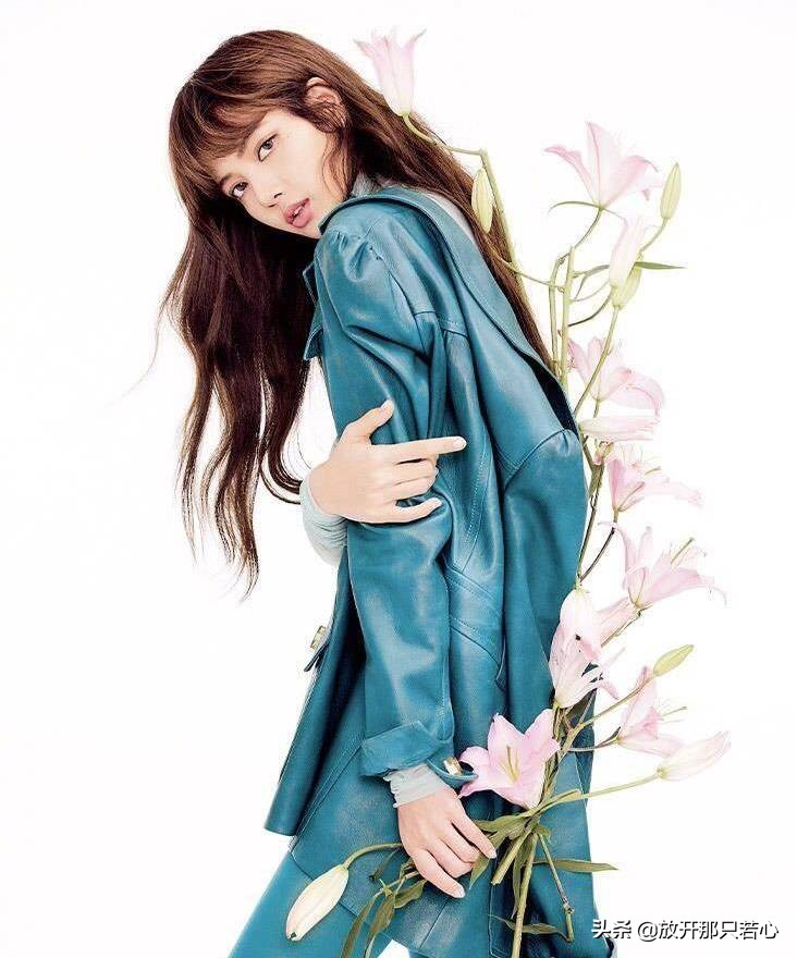 lisa登上时尚芭莎封面,lisa杂志芭莎封面