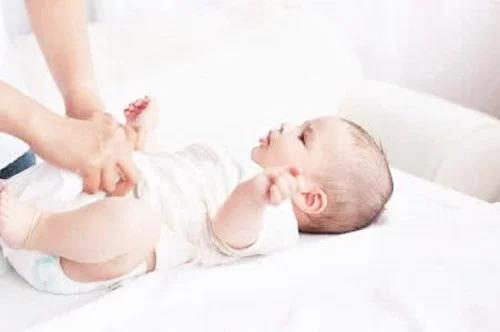 给儿童穿纸尿裤的正确方法,给宝宝穿纸尿裤好还是棉尿裤好