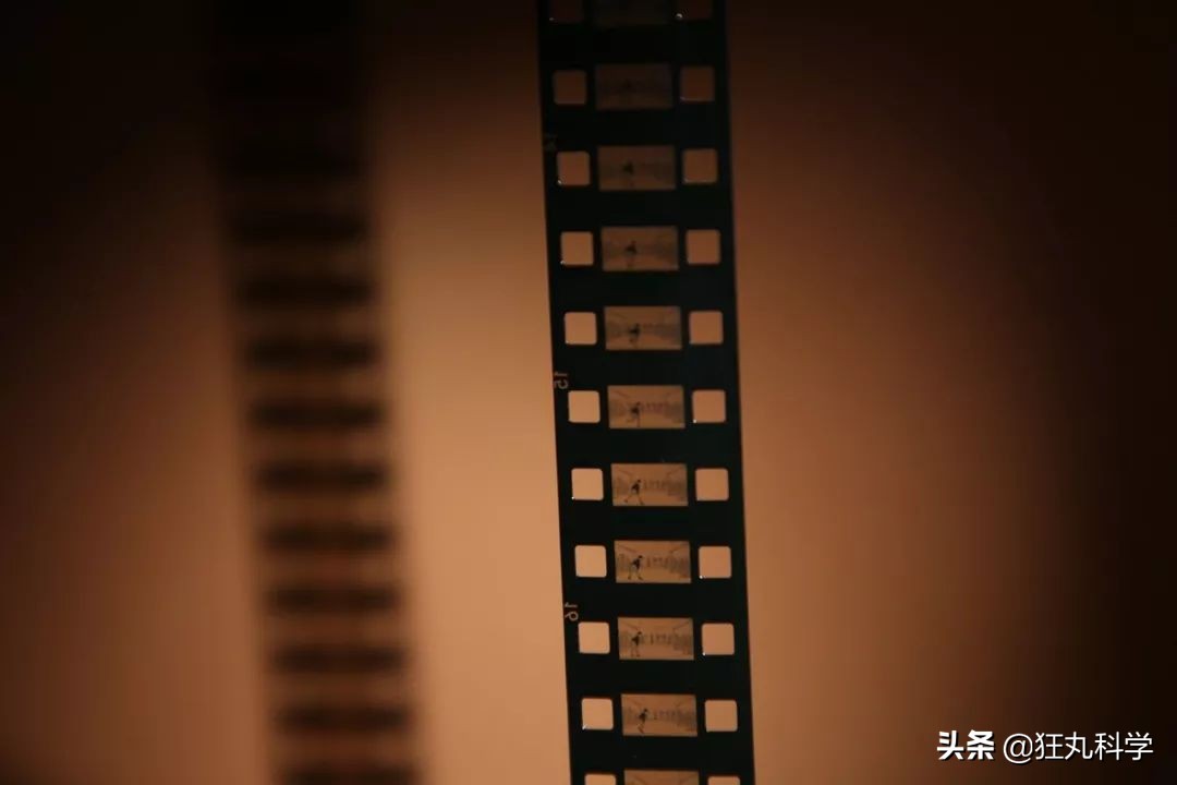 用老式胶片放映机改造投影过程,用木板拼出的老式电影放映机