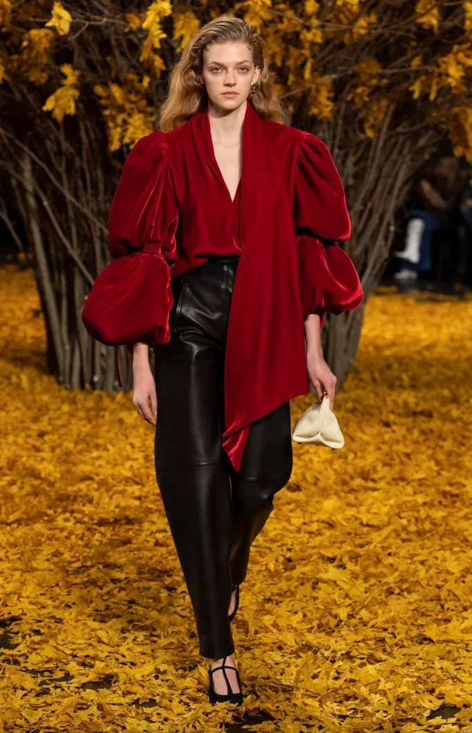 丝绒打底秋冬高级感 (今年秋冬丝绒要火高级又显气质)