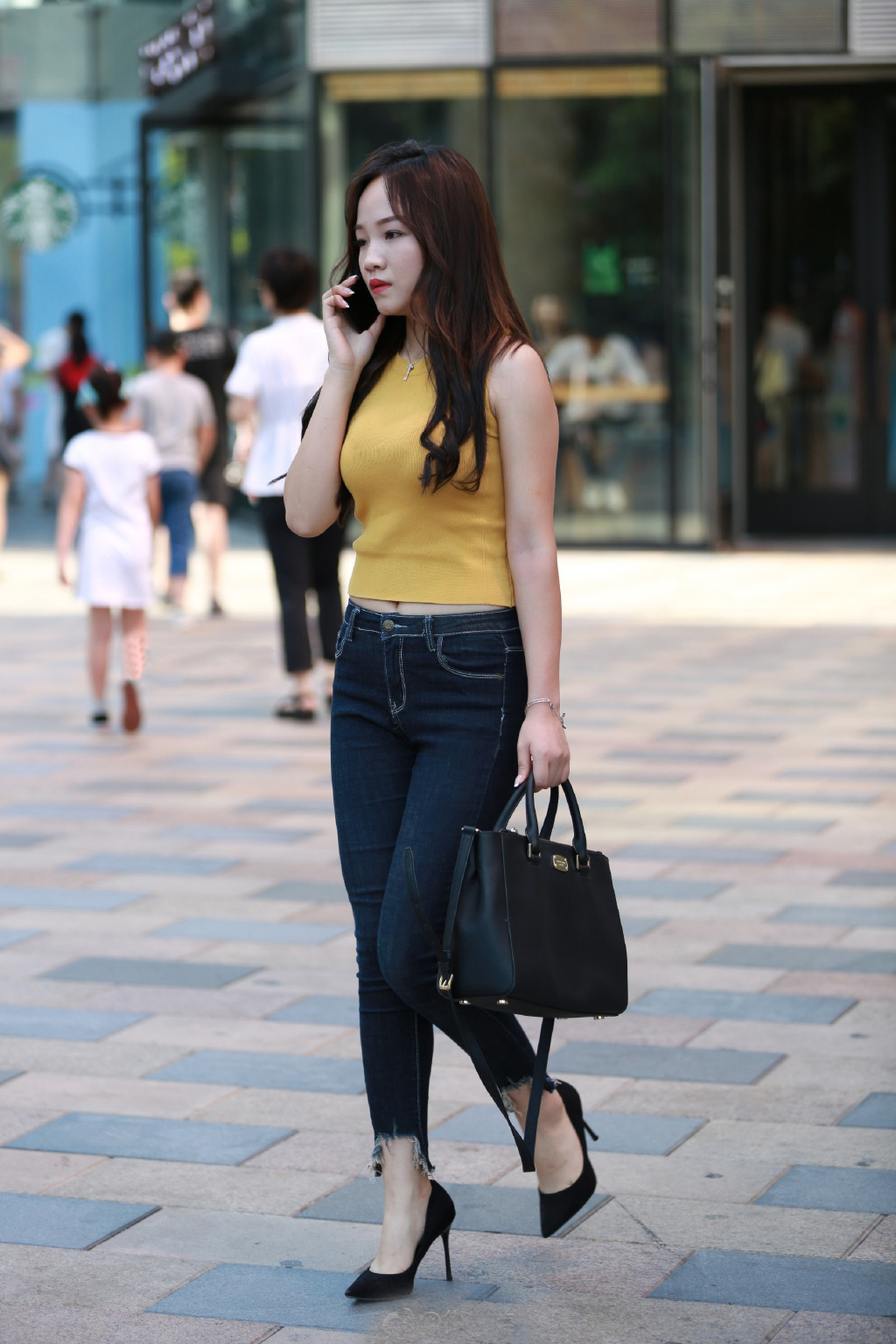 休闲简约显瘦针织衫,蓝色针织衫配牛仔裤走复古风