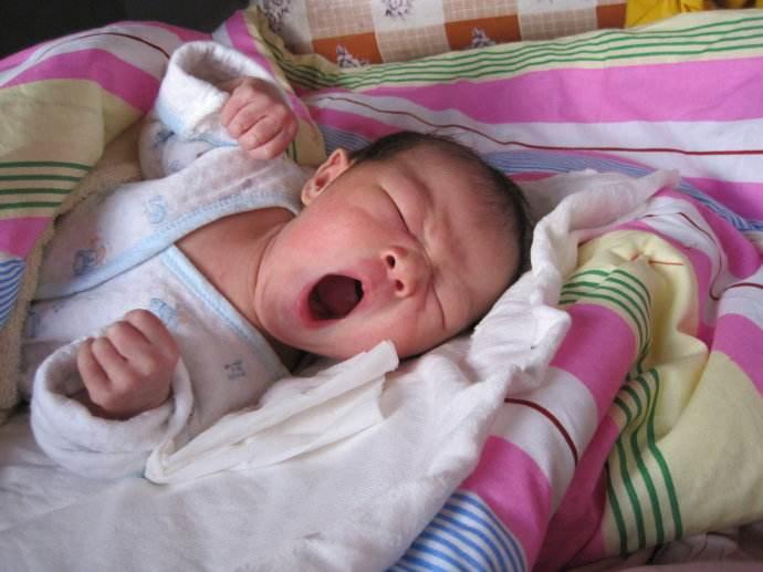 新生儿出生5天尿布有血迹正常吗,刚出生6天的宝宝换尿布老是哭