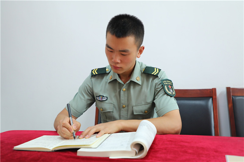 部队四期士官自愿留队申请书,军队上等兵留队申请书