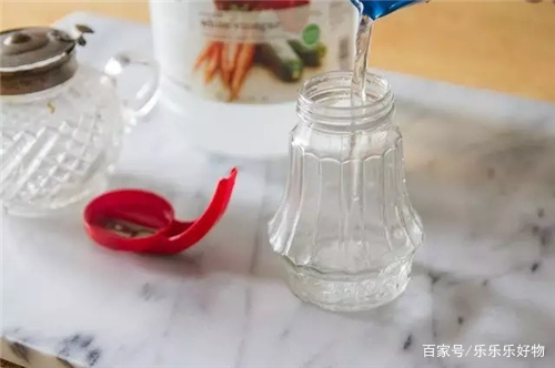 车玻璃上的水痕迹怎么才能擦干净,用什么妙招擦玻璃干净又不留水印