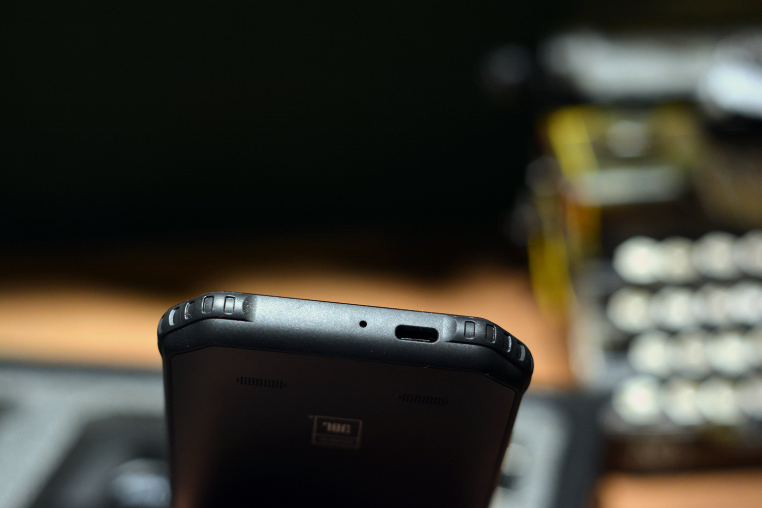 AGMH1手机:不怕摔,不怕水,能待机20天,父母最爱?