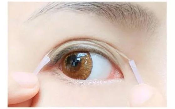 王一博和大张伟戴发带的照片,王一博耍帅大张伟