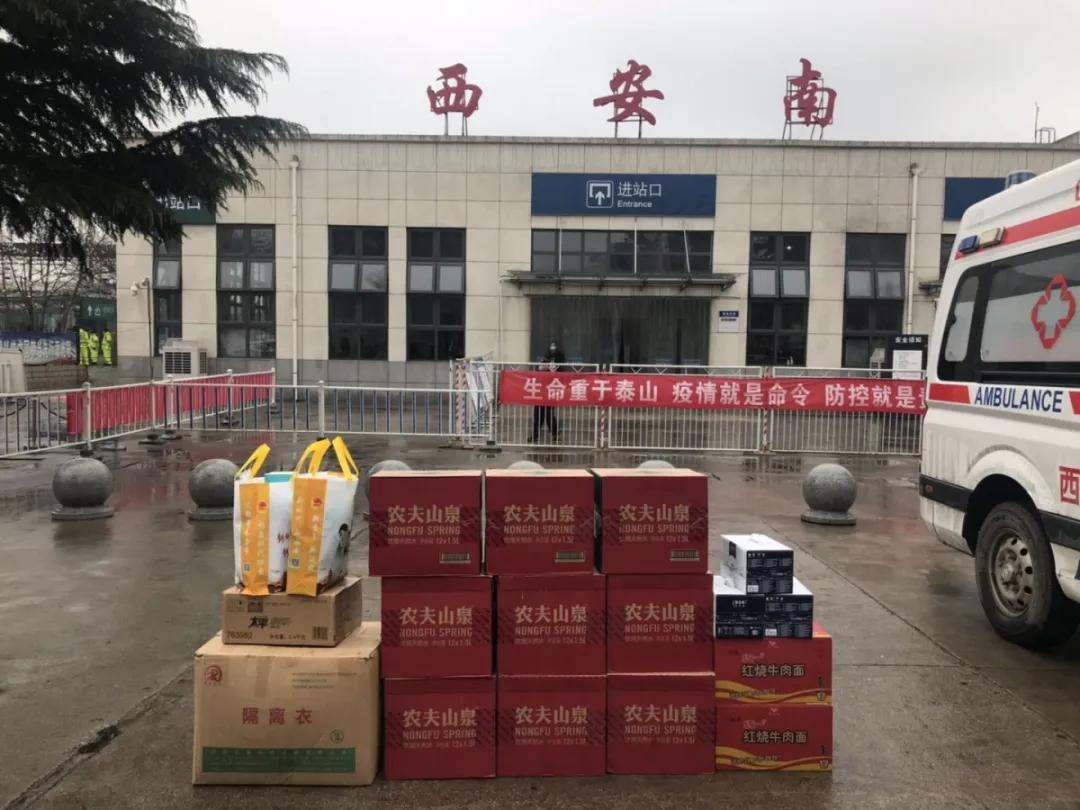 共青团西安市委书记、市青联主席汪国栋同志到西安火车南站检查疫情防控工作并开展慰问活动