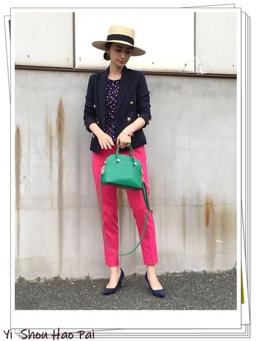 粉红色裤子搭配什么颜色上衣好看,粉红色裤子配什么上衣好看