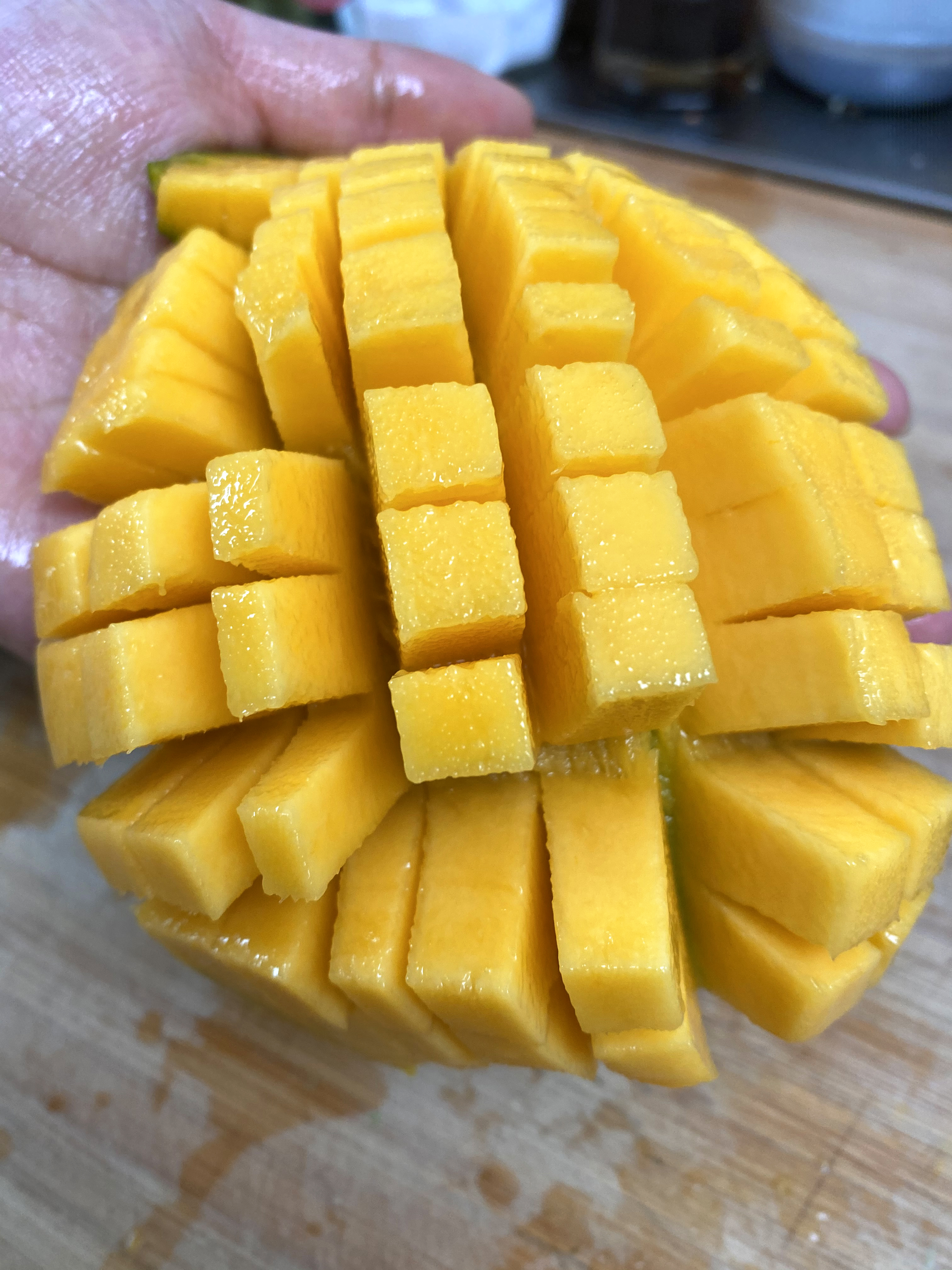 芒果切开没熟怎么催熟,实用生活小技巧芒果没熟怎么办