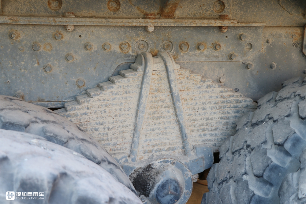 当年国家建设的主力军，排量达惊人的18升，实拍奔驰NG4850大件车