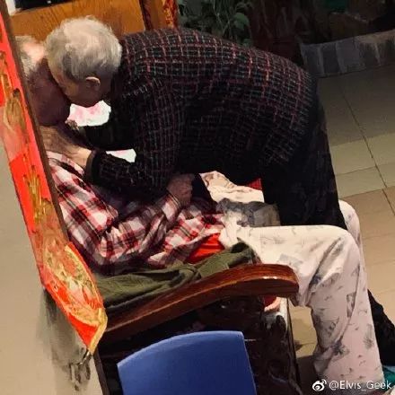 父母秀恩爱对子女的好处,父母特别秀恩爱的方式