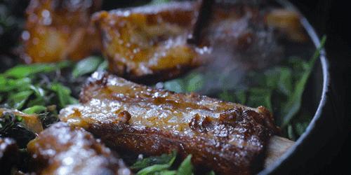 用废弃木床做书架,多功能流觞曲水桌