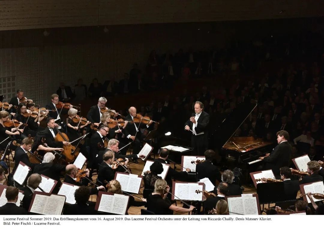 《文艺热搜榜》:张亮推出全套贝多芬唱片,龙美术馆60元看5个展