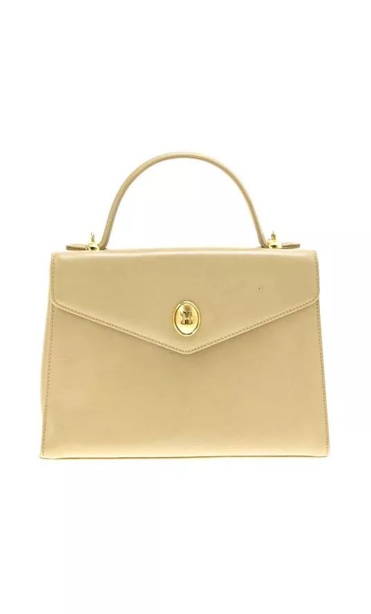 牛油果绿穿出夏季里自己的风格,牛油果色跟什么颜色一起穿才好看