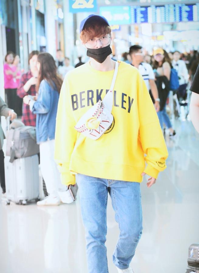 张艺兴从韩国回中国,变身新鲜“柠檬兴”,包上的“胖蜜蜂”抢镜