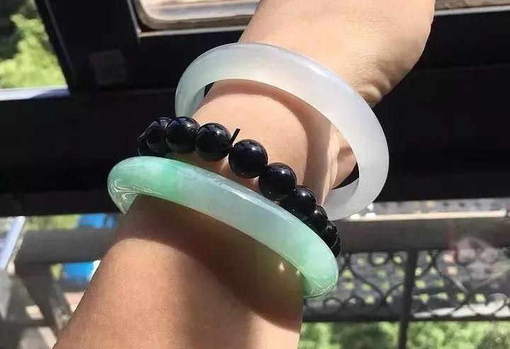 玉镯款式太单调？6种“叠搭法”不怕你撞衫就怕你太时髦