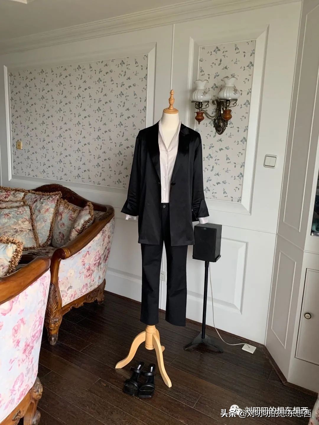 一身黑怎么穿才好看,轻社交场合穿搭