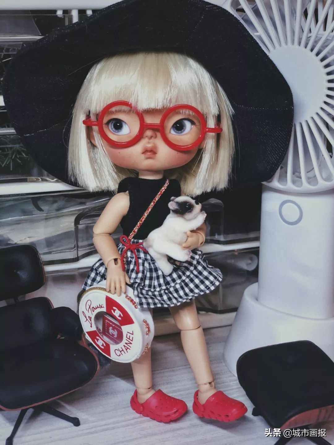 邮费都砍价的年轻人，竟给自己的娃娃穿上奢侈品