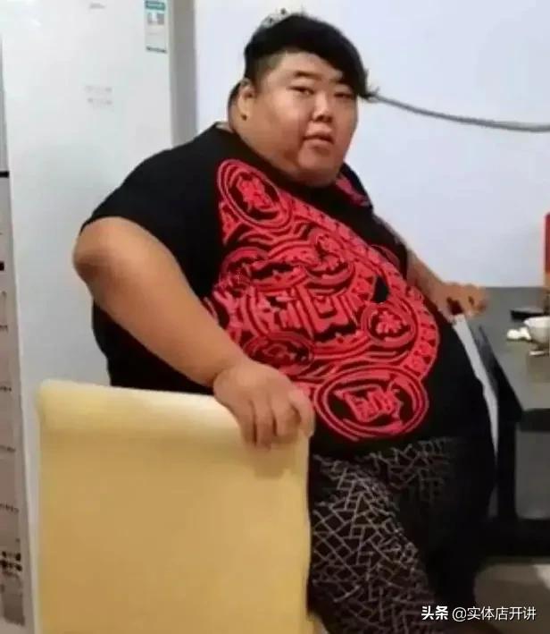 开餐馆亏本做吃播年入百万，560斤的河北小伙比“泡泡龙”还拼
