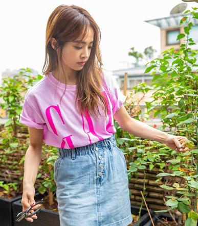 蔡依林穿白t搭短裙与粉丝合影,蔡依林未来感杂志大片