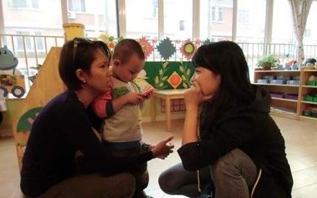 “我能打回去吗？”3个宝妈不同的反应，造就3个孩子不同的未来