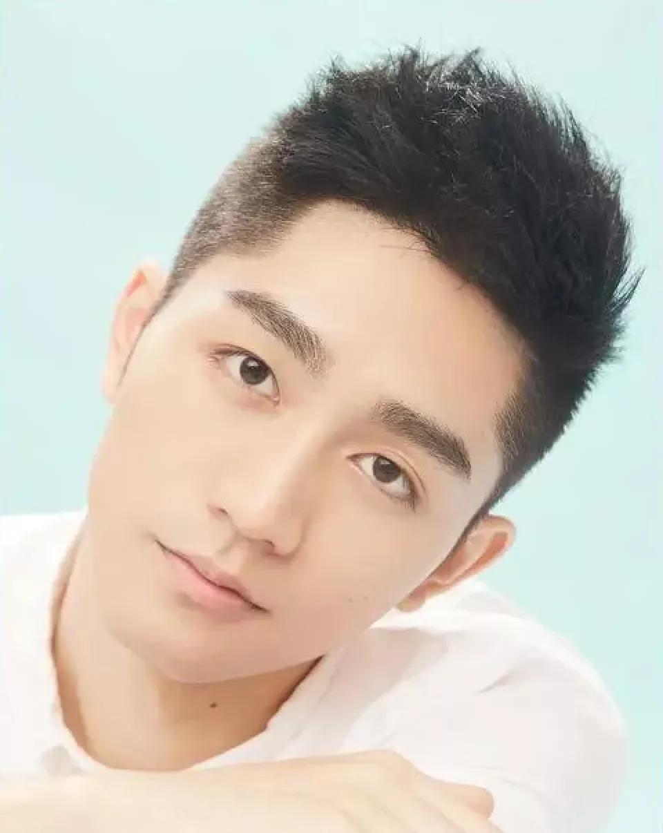 “沉浸式凡尔赛”杨悦：毕业于中传14播本，也是撒贝宁学弟